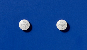 錠剤に「アトルバ」の文字、「含量」を両面印字